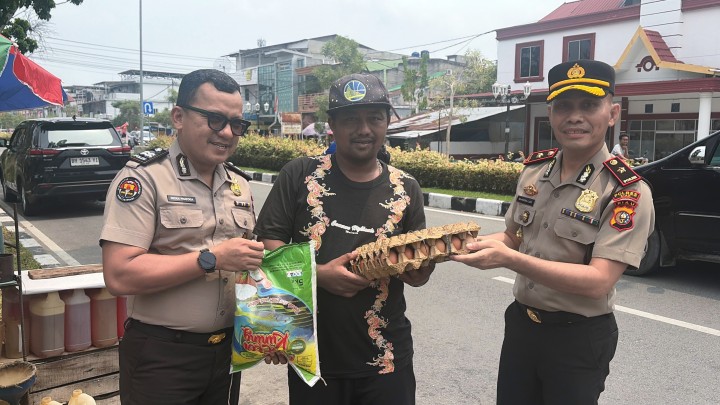 Sambut HUT ke-75 Humas Polri, Polres Siak Salurkan Sembako kepada Masyarakat