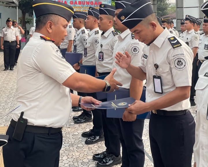 Kalapas Bengkalis Sematkan Tanda Kenaikan Pangkat dan Serahkan SK 10 PNS