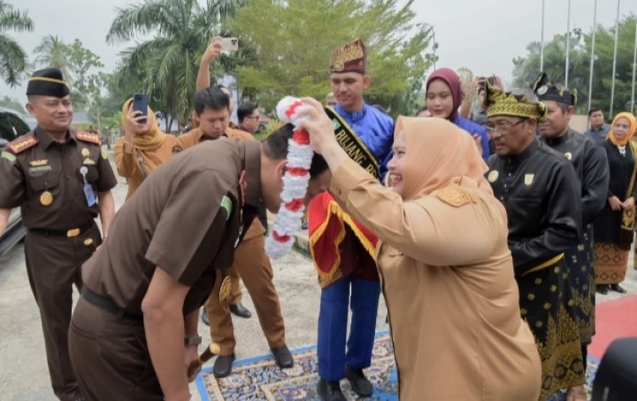 Kunker Kajati Riau, Kalungan Bunga dan Pemasangan Tanjak Simbol Negeri Junjungan